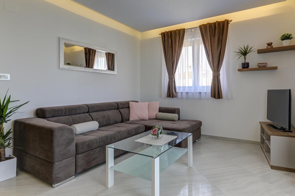 Apartments Lapis Premantura Exterior photo